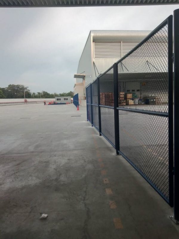 ตัวอย่างงานรั้วตาข่ายลวดกัลวาไนซ์ พร้อมติดตั้ง - Image 6